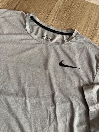 Camiseta deportiva Nike Pro Gris