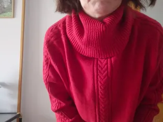 Jersey rojo cuello alto, oversize