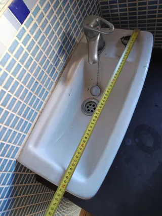 Lavabo pequeño de cerámica