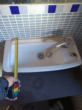 Lavabo pequeño de cerámica