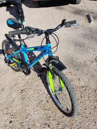 Bicicleta infantil azul y verde
