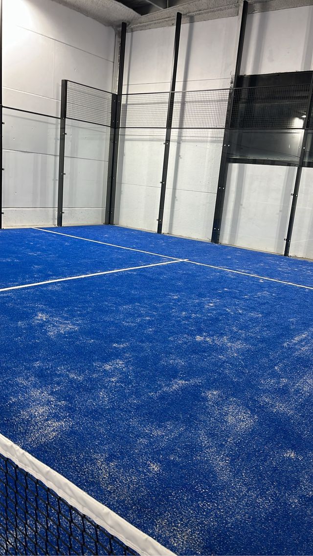 pista de pádel con 7 mese, estructura de aluminio