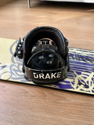 Tabla Snowboard Burton con fijaciones negras.