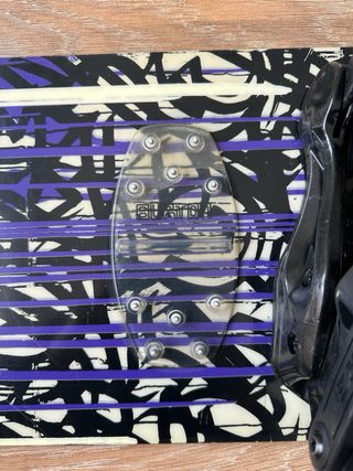 Tabla Snowboard Burton con fijaciones negras.