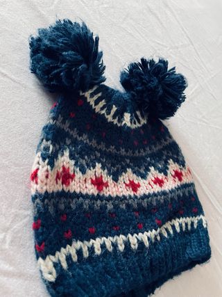 Gorro de invierno con pompones