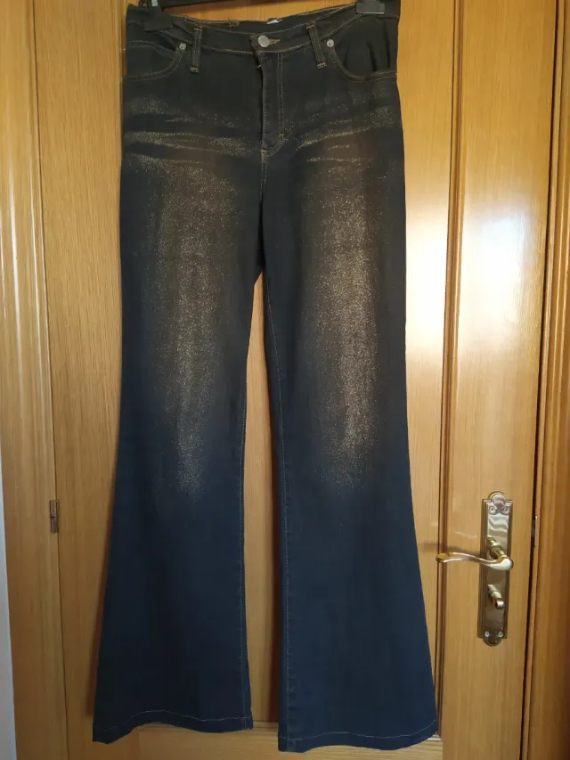 Pantalones vaqueros flare con purpurina