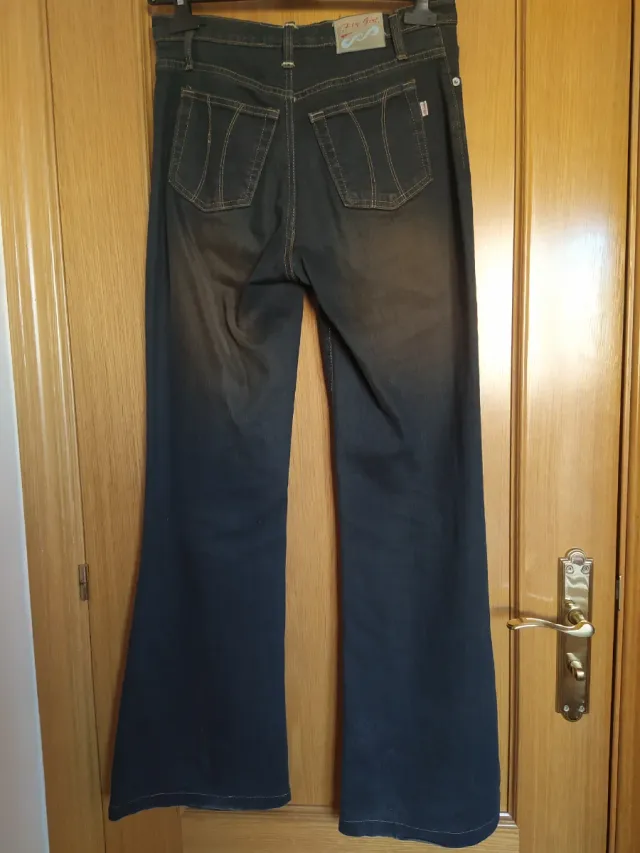 Pantalones vaqueros flare con purpurina