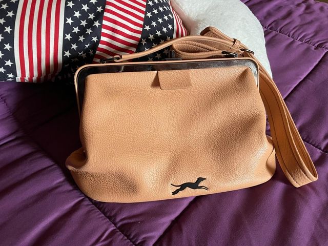 Bolso de mano color beige con perro