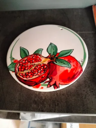 Sottopentola in ceramica e sughero con melograni.