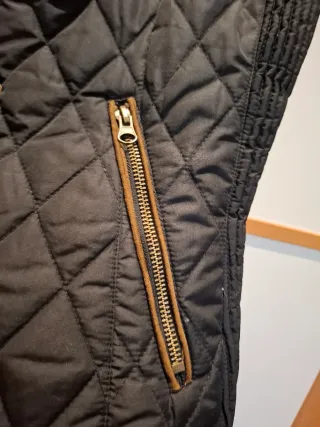 Chaleco acolchado oscuro con detalles