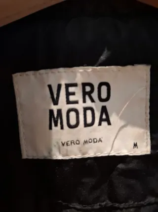 Chaleco acolchado oscuro con detalles