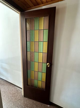 Puerta madera con vidrios de colores