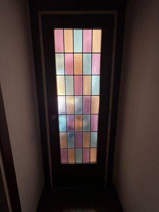 Puerta madera con vidrios de colores