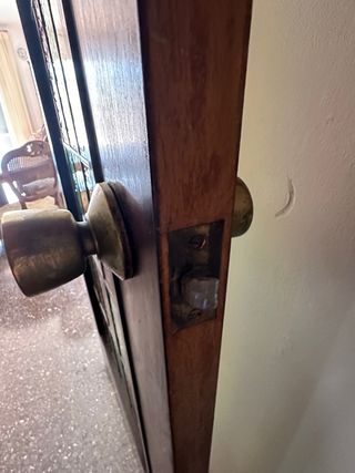 Puerta madera con vidrios de colores