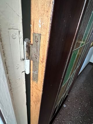 Puerta madera con vidrios de colores