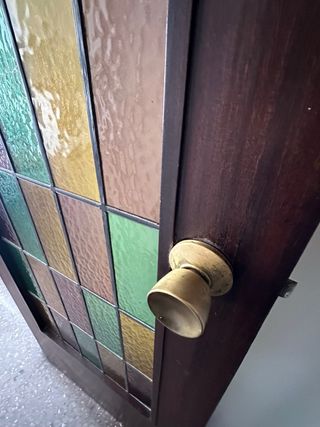 Puerta madera con vidrios de colores