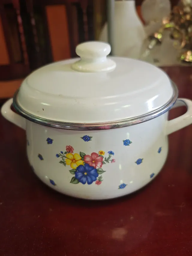 2 Ollas de metal con tapa y diseño floral