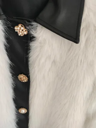 Pelliccia bianca con bottoni gioiello