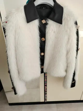 Pelliccia bianca con bottoni gioiello