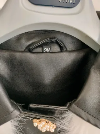 Pelliccia bianca con bottoni gioiello