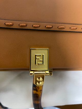 Borsa Fendi Sunshine Tote in pelle marrone con manici in resina tartarugata e dettagli dorati