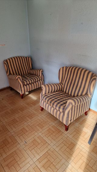 Dos butacas de tela a rayas