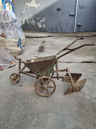 Sembradora manual antigua