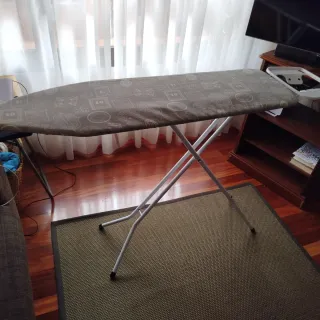 Tabla de planchar con estampado de sellos