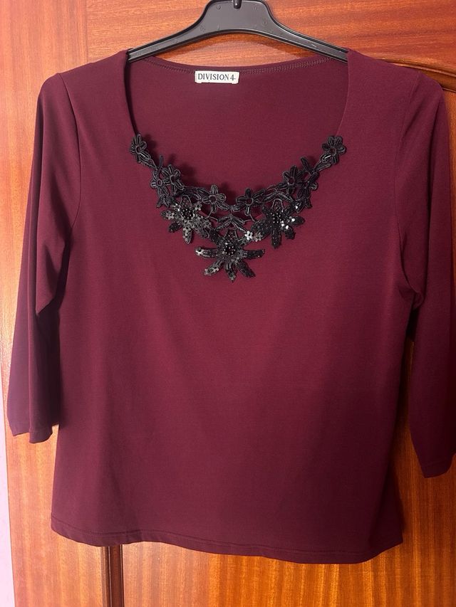 Camiseta DIVISION 4 bordada burdeos