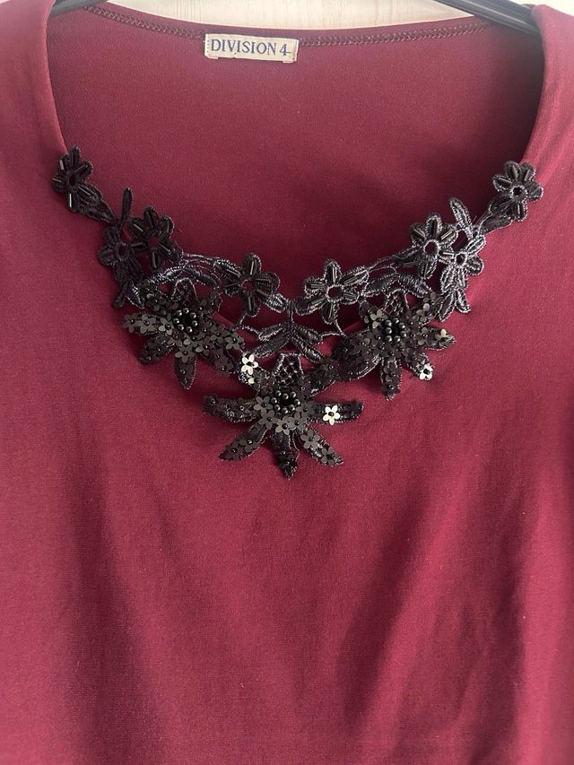 Camiseta DIVISION 4 bordada burdeos