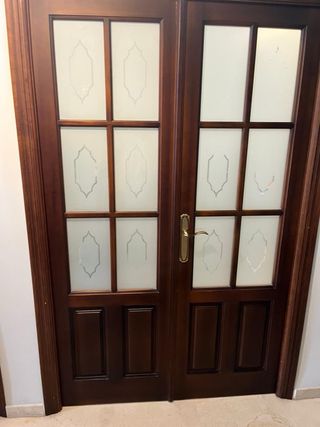 Puerta doble de madera con cristal
