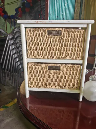 Tavolino ausiliario in legno e vimini