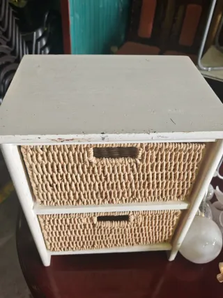 Tavolino ausiliario in legno e vimini