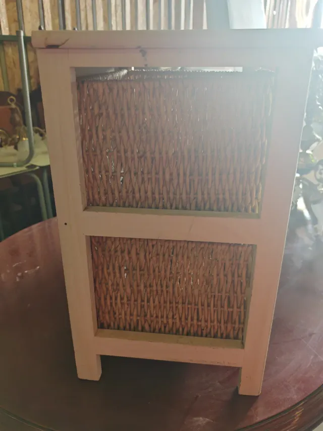 Tavolino ausiliario in legno e vimini