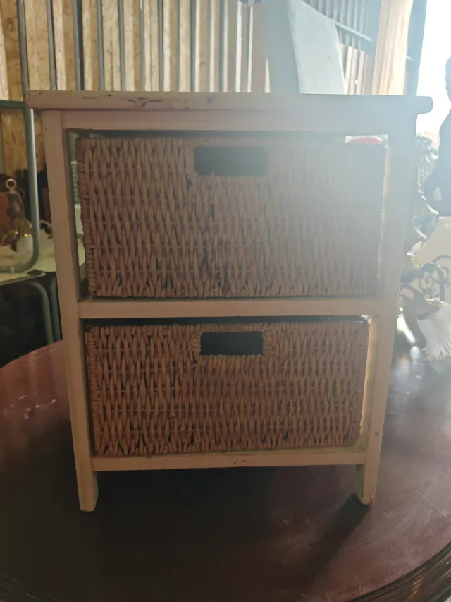 Tavolino ausiliario in legno e vimini