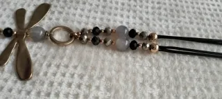 Colgante libélula dorado y gris