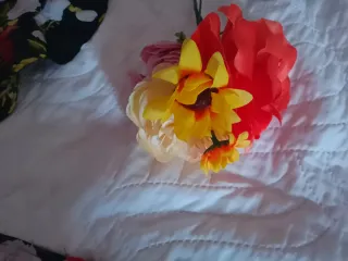 Delantal, pico, ramillete y pendientes flamenca