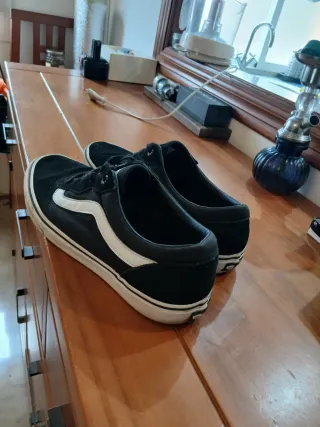 Tenis Vans originales Negros y Blanco.