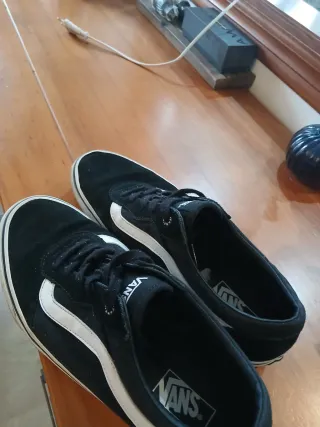 Tenis Vans originales Negros y Blanco.