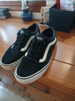 Tenis Vans originales Negros y Blanco.