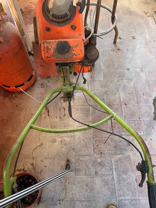 Rotovator motocultor funcionando