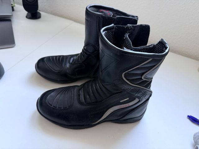 Botas de moto cuero negro