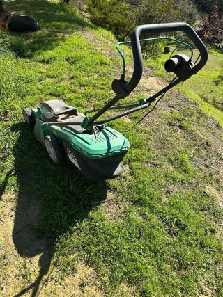 Cortacésped eléctrico verde