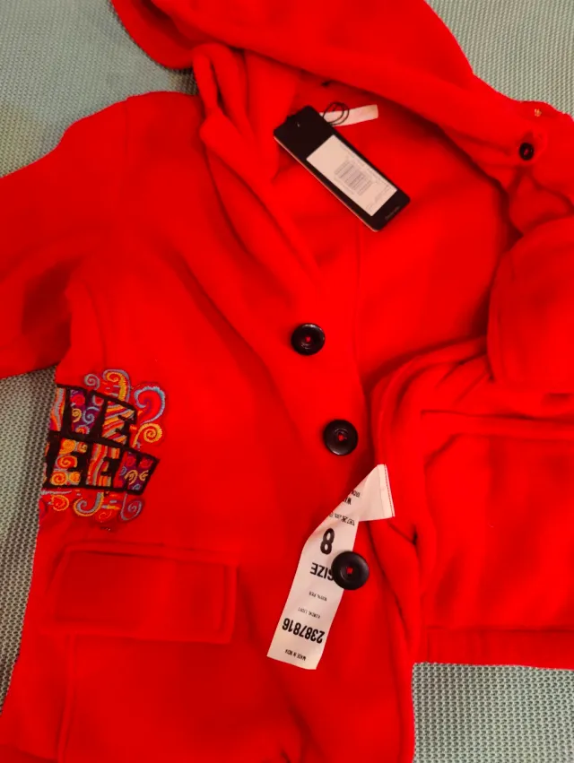 Abrigo Visto rojo con capucha  talla 8