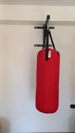 Saco de boxeo rojo con soporte