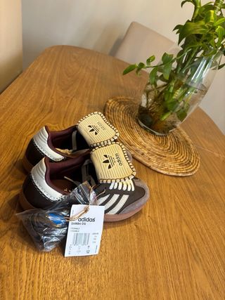 Adidas Zapatos Marrones y blancos