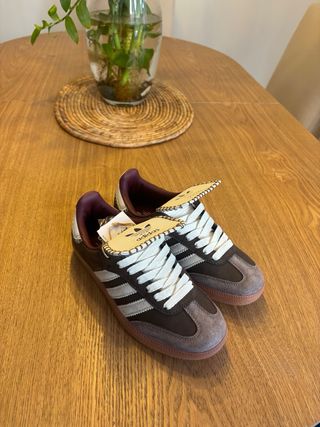 Adidas Zapatos Marrones y blancos