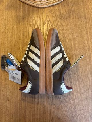 Adidas Zapatos Marrones y blancos