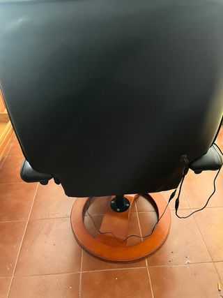 Sillón de masajes de cuero negro