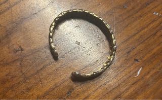 Bracciale rigido dorato con strass